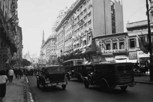 Reisefotos Argentinien. Stadtbilder Buenos Aires. Straßenbild mit Gebäude "Aproz Gallo"