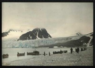 Ausbooten in der Magdalenen-Bay von Spitzbergen : Nordlandreisen. Reisende beim Ausbooten in der Magdalenen-Bay von Spitzbergen