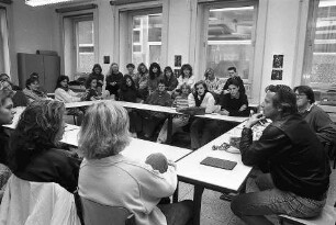 Freiburg im Breisgau: Konstantin Wecker bei einer Diskussionsrunde am St. Ursula-Gymnasium