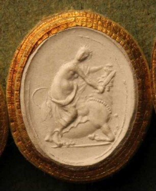 Ungeflügelte Victoria, im Begriff einen Ochsen zu schlachten (Daktyliothek, Erstes Mythologisches Tausend)