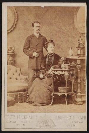 Anna und Hugo von Hofmannsthal senior als junges Paar im Wohnzimmer