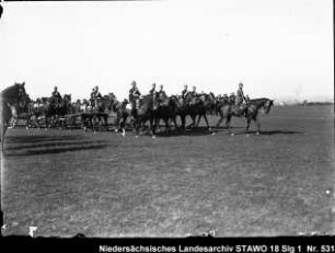 Geländeübung und Besichtigung des Feld-Artillerie-Regiments Nr. 46 Enthält: Soldaten zu Pferd und auf mit Pferden bespannten Geschützlafetten auf dem Marsch