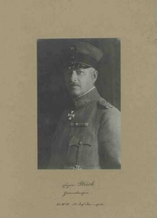 Eugen Glück, Generalmajor, Kommandeur der 52. Infanterie-Division 1918 in Uniform, Mütze mit Orden, Brustbild in Halbprofil