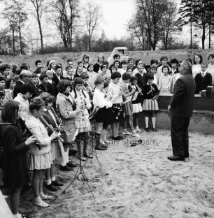 Volksschule Klosterbergen [später: Grundschule Klosterbergen]: Klosterbergenstraße: Neubau: I. Bauabschnitt: Grundsteinlegung: Vortrag des Schulchores und Schulorchesters: rechts Chorleiter: dahinter Lkw: hinten Bäume