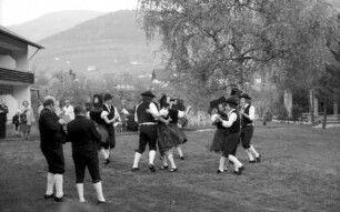 Untermünstertal: Untermünstertäler Trachtengruppe tanzt
