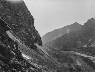 Im Gebirge : Ein Gebirgstal, das durch einen Gletscher geformt wurde