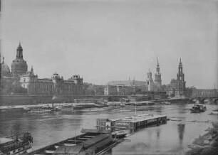 Dresden, Blick von der Carolabrücke über die Elbe mit Damenbad zur Altstädter Silhouette : Altstädter Anlegestelle