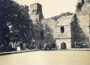 Kirkwall, Orkney-Inseln/ Schottland: Touristen vor der Ruine des Bischofspalastes
