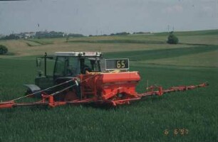 Fotografie: Auslegerstreuer, Düngung, Pneumatische Verteilung, Landwirtschaftliches BUS-System (LBS)