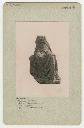Statue einer sitzenden Frau aus Magnesia am Mäander