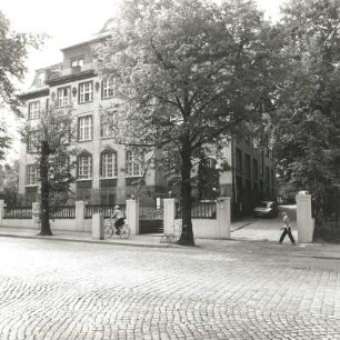 Dresden-Südvorstadt, Bergstraße 56. Postamt 32 (um 1925). Straßenansicht mit Haupteingang