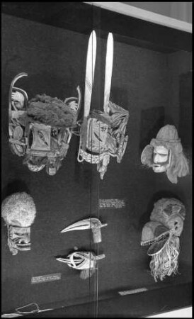 Freiburg: Völkerkundemuseum, Vitrine, Kultmasken aus Neuirland