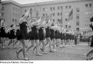 Sportlerinnen während einer Parade auf der Straße der III. Weltfestspiele (heutige Jahnallee)