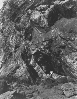 Felswand : Aufragende Felsen mit beginnender Höhlenbildung.