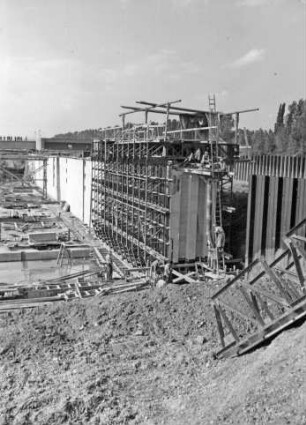 Bau der Staustufe Untertürkheim/Neckar