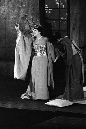 Szenenbilder aus "La Bohème", Oper in vier Bildern von Giacomo Puccini. Komische Oper Berlin, Juli 1960