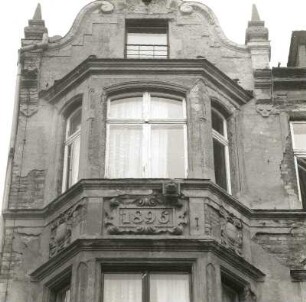 Cottbus, Friedrich-Ebert-Straße 45. Wohn-und Geschäftshaus (1896). Eerkerabschluß und Giebel