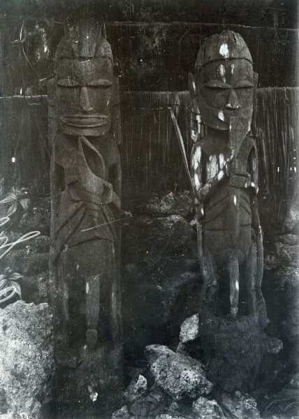 "Zwei marandan Figuren, links: tsumlándan (Ngong), rechts: Vanggelia (Kola) vom Regenplatz in Mananga, Amba"