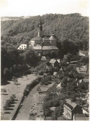 Weesenstein. Blick vom Jagdpavillon oder Belvedere auf das Schloss