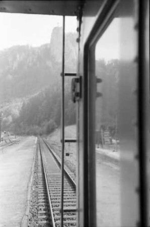 Beuron: Spiegelung in Türscheibe des letzten Wagens