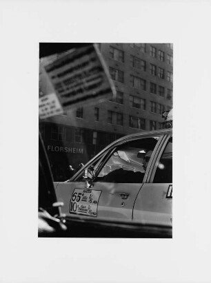 Blick aus einem Autofenster auf ein Taxi, New York