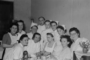 Reportage aus dem jüdischen Krankenhaus : Gruppenporträt mit Krankenhauspersonal und einer Patientin