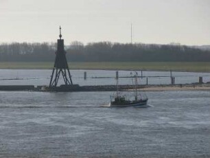 Cuxhaven - Elbemündung : Ein Schiff fährt zur Elbemündung bei Cuxhaven, aufgenommen am 24. November 2004
