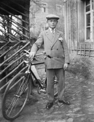 Mittelsachsen, Männerportrait : Mittelsachsen. Junger Mann mit einem Fahrrad