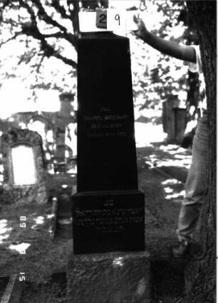 Grabstein 29 (Index: 100105460) Material: Granit Zustand: gut Maße HxBxT: 171x32x16 cm Beschreibung: Obelisk, getreppter Sockel: Grabstein 29