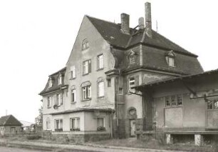 Belgern (Kreis Torgau), Bahnhofstraße 10. Ehemaliger Bahnhof (um 1905), Empfangsgebäude (Wohnhaus) mit Güterabfertigung. Gleisseite