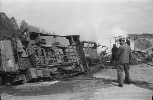 Verkehrsunfall zwischen drei LKWs bei der Mutschelbacher Steige auf der Autobahnstrecke Karlsruhe-Pforzheim.