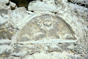Detail Bild 43, romanisches Tympanon in der Friedhofsmauer eingemauert