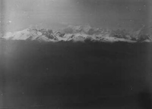 Panorama eines Gebirgszugs : Panorama eines schneebedeckten Gebirgszugs im Tian Shan Hochgebirge