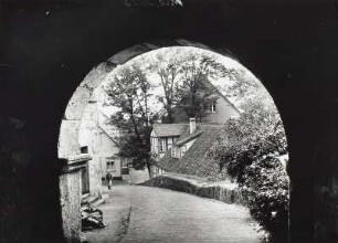 Tecklenburg, Burg : Tecklenburg. Straße zur Burg. Ansicht vom äußeren Burgtor