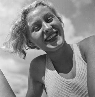 Lachende Frau am Strand