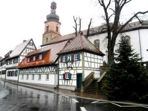 Ansicht von Südosten mit Kirche über den Kirchhof umgebende Fachwerk-Häuser in Übersicht (ehemalige Gaden-Kirchenburg)