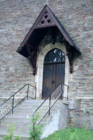 überdachtes Portal der Kirche und Treppenaufgang