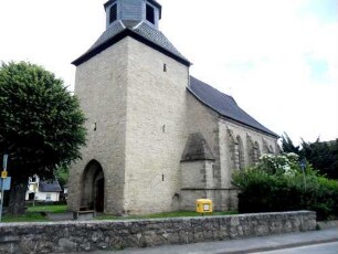 Haueda-(Evangelische Kirche) - Ansicht von Südwesten mit Kirche (Kirchturm als Westturm mit Eingangshalle und Schlitzscharten) über Kirchhofmauer