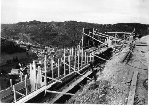 Betonieren einer talseitigen Stützmauer oberhalb von Wiesensteig