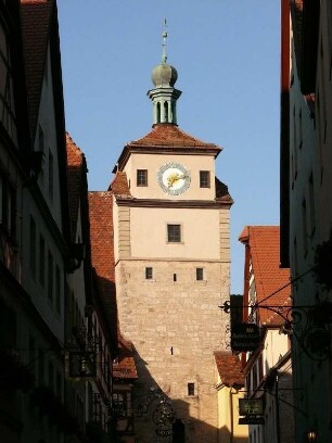 der Weiße Turm aus dem 12. Jahrhundert gehört zu den ö ältesten Bauten der inneren Stadtbefestigung