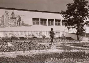 Großer Garten, Stübelplatz, Lennéstraße : Reichsgartenschau, Hallenstadt, Kugelhausplatz, Schmuckanlage an der Halle mit Plastik "Volkslied" von A. Liebermann, Dresden