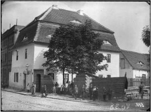 Blick in die Burgstraße an der Mündung zur heutigen Fichtestraße gen Norden. Burgstraße 4 (alte Ökonomie von Familie Gutezeit, heute Trotha), Burgstraße 3 (Kronenapotheke)