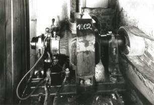 Doppeltwirkende Gegendruckdampfmaschine mit liegendem Zylinder. 30 PS (22 kW). F. Mattick Pulsnitz, 1896. Generator (Hersteller und Leistung unbekannt). Großröhrsdorf, Bandtex Werk III (vormals A. C. Boden)