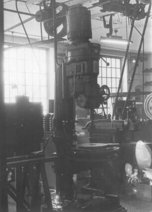 [Bild 22] Vertikal-Bohrmaschine : Heidenau (Kreis Pirna), Rudolf-Breitscheid-Straße 29. VEB Elbtalwerk Heidenau. Vertikal-Bohrmaschine