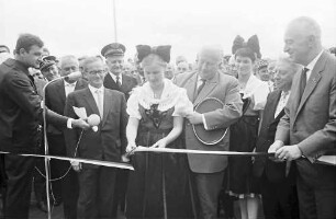 Neuenburg-Chalampé: Einweihung der Brücke Neuenburg-Chalampé; Durchschneidung des Bandes