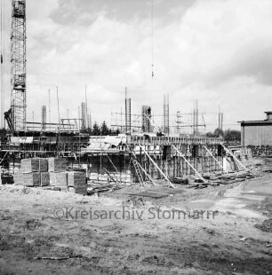 Wasserversorgung: Grundwasserwerk der Hamburger Wasserwerke: Rümeland: Neubau: Grundmauern und Gerüste: links Kran: hinten rechts Altbau