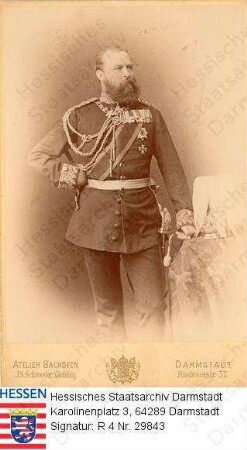 Ludwig IV. Großherzog v. Hessen und bei Rhein (1837-1892) / Porträt in Uniform mit Orden, leicht linksblickende, stehende Ganzfigur