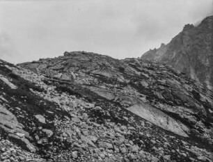 Geröll im Gebirge : Blick auf eine Bergkuppe mit Geröll