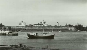 Nowgorod, Russland, Last- u. Personenschiffe