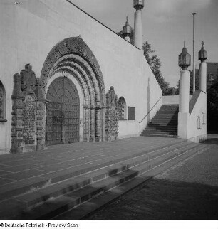 Teilansicht der Russischen Gedächtniskirche mit Außentreppe